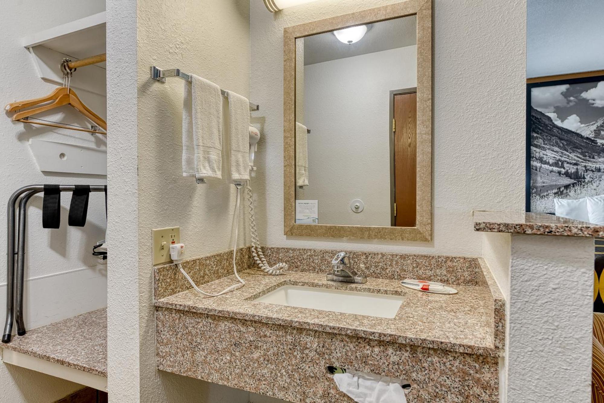 Super 8 By Wyndham Alamosa Motel Bilik gambar